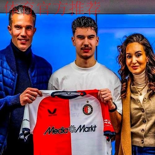 3万人见证!42岁范佩西执教 19岁儿子首秀:1米86踢中锋 3万人见证!42岁范佩西执教 19岁儿子首秀:1米86踢中锋